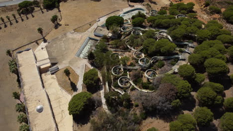 Luftaufnahme-Von-Verlassenen-Rutschen-Und-Schwimmbädern-Im-Aqualine-Wasserpark-An-Der-Algarve,-Portugal