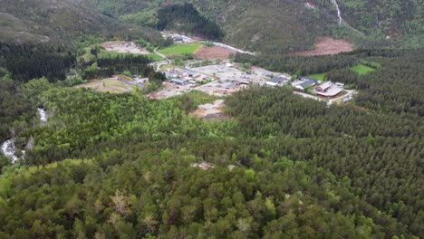 Geheimes-Industriegebiet,-Versteckt-Tief-In-Den-Tiefen-Wäldern-Von-Kinsarvik-Hardanger-–-Luftaufnahme-Vom-Berghang