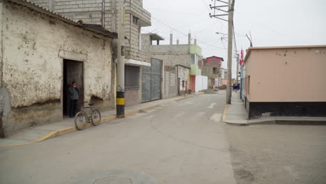 Vida-De-Los-Vecinos-De-Un-Rincón-De-La-Ciudad-En-Ascope,-La-Libertad,-Perú,-24-De-Julio-De-2021