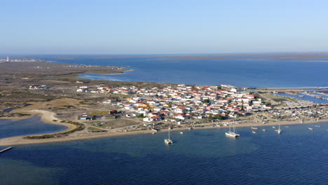 Boote-Ankerten-An-Einem-Sonnigen-Sommertag-In-Der-Nähe-Der-Insel-Culatra-An-Der-Algarve,-Faro,-Portugal