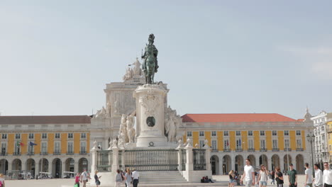 Gente-Caminando-En-Terreiro-Do-Paco-Pasando-Por-La-Estatua-Del-Rey-Jose-I-En-La-Ciudad-De-Lisboa,-Portugal