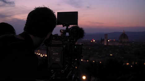 Professioneller-Kameramann-Filmt-Den-Florence-Dome-Bei-Sonnenuntergang
