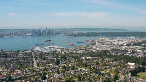 Weite-Luftaufnahme-Des-Hafens-Von-Vancouver-Und-Der-Skyline-Der-Innenstadt-Vom-Zentrum-Von-Lonsdale-Aus