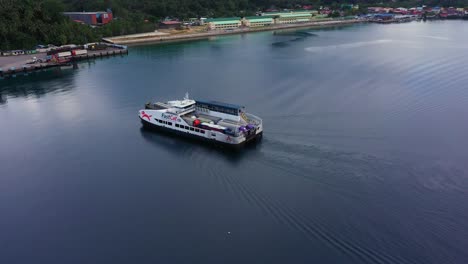 Ferry-Navegando-Hacia-El-Puerto-De-Liloan-En-El-Sur-De-Leyte,-Filipinas
