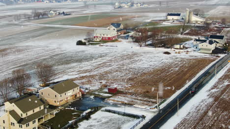 Ländliche-Landwirtschaftliche-Grundstücke-Aus-Der-Luft-Während-Des-Winterschneesturms