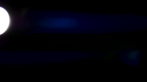 Wunderschöne,-Atemberaubende-Lichtreflexionen-Und-Anamorphotische-Blaue-Streifen,-Aufgenommen-Auf-Schwarz-Mit-Einem-Anamorphotischen-High-End-Kinoobjektiv-Als-Hintergrund,-Lichtlecküberlagerungen-Oder-Übergänge-Für-Redakteure