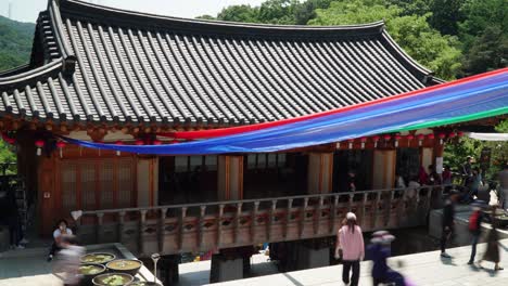 Koreaner-In-Masken-Betreten-Den-Cheonggyesa-Tempel-An-Buddhas-Geburtstag,-Südkorea