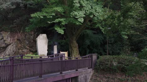 Gifu-City-Park,-Panorámica-Lenta-Sobre-Espacios-Verdes-En-Koen-Japonés