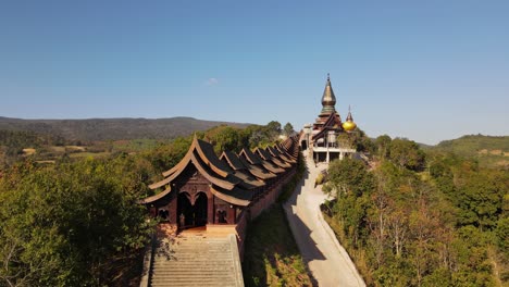 Ein-Mann-Geht-Durch-Die-Tempeltür-Des-Wat-Somdet-Phu-Ruea,-Ming-Mueang,-Loei-In-Thailand