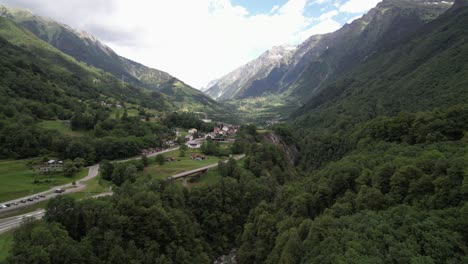 Wunderschönes-Alpenpanorama-Mit-Einem-Kleinen-Dorf-Neben-Der-Passstraße