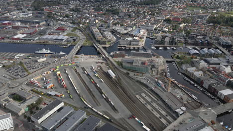 Stadtbild-Und-Hafen-In-Trondheim,-Norwegen---Drohnenaufnahme-Aus-Der-Luft