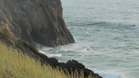 Ocean-Waves-Crashing-On-Rocky-Coast-And-Cliffs-Of-Sao-Pedro-de-Moel-In-Leiria,-Portugal