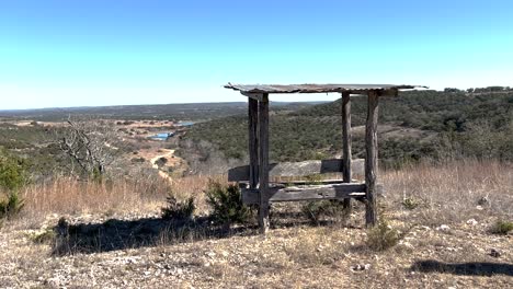 Eine-Bank-Und-Ein-Trog-überblicken-Das-Hügelland-Von-Texas,-Das-Wahrzeichen-Des-Amerikanischen-Westens
