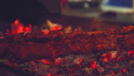 Shish-Kebab-En-Brochetas-De-Metal-Colocadas-En-Una-Bandeja-De-Carbón-Rojo-Caliente