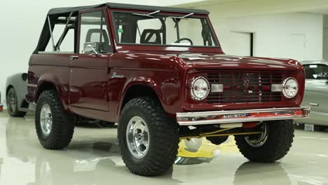 Frontpartie-Des-Klassischen-Ford-Bronco-In-Vintage-Rot,-Antiker-Pick-up-Fahrzeug
