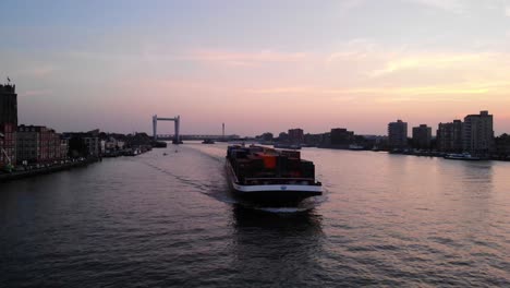 Orangefarbener-Sonnenuntergangshimmel-Mit-Bolero-Frachtschiff-Auf-Oude-Maas