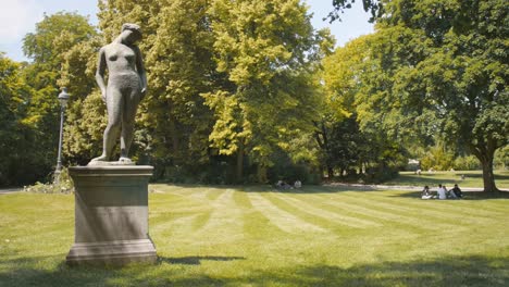 Estatua-De-Bronce-Que-Representa-A-Una-Mujer-De-Pie-Conocida-Como-&quot;pureza&quot;-En-Parc-Montsouris,-París,-Francia---Plano-General