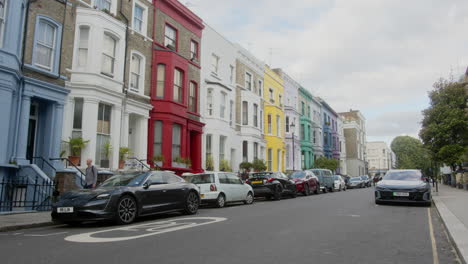 Una-Hermosa-Y-Pintoresca-Calle-Británica-En-Londres-Con-Casas-Coloridas-En-Verano