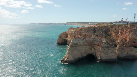 Hermosa-Antena-De-Acantilados-Erosionados-Y-Un-Impresionante-Mar-Azul