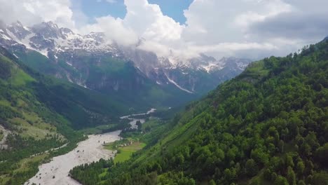 Der-Epische-Valbona-Nationalpark-In-Den-Albanischen-Alpen,-Mit-Dem-Fluss-Valbona,-Der-Sich-Durch-Die-Täler-Und-Berge-Schlängelt