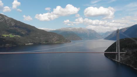 Vista-Aérea-Del-Impresionante-Puente-Hardanger-Sobre-Hardangerfjord,-Noruega