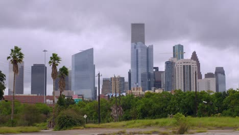 Toma-De-Establecimiento-Del-Centro-De-Houston-En-Un-Día-Nublado