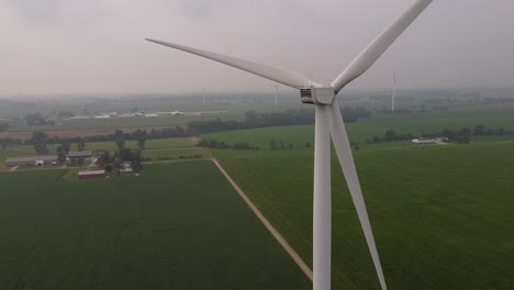 Windmühle-Dreht-Sich-Im-DTE-Windpark-Mit-Blick-Auf-Die-Weite-Grüne-Wiese-In-Ithaca,-Gratiot-County,-Michigan
