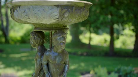 Brunnenwasser-Fließt-An-Einem-Sonnigen-Tag-Auf-Eleganten-Skulpturen-Im-Park