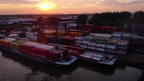 Orange-gelber-Sonnenuntergang-über-Der-Frachtcontainer-Umladeanlage-In-Ridderkerk