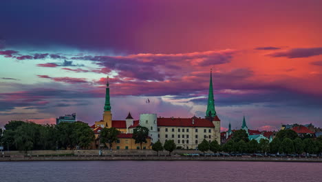 Magischer-Sonnenuntergang-über-Der-Burg-Von-Riga-In-Lettland