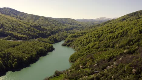 Langsamer-Überflug-über-Dem-Schmalen-See,-Der-Durch-Den-Maneciu-Staudamm-In-Rumänien-Gebildet-Wird