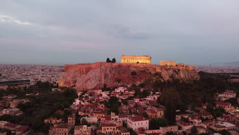Vista-Lejana-De-La-Famosa-Acrópolis-Y-El-Partenón-En-Atenas,-Grecia-Al-Atardecer