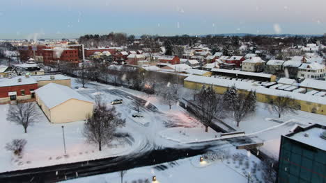 Luftaufnahme-über-Der-Amerikanischen-Gemeinde-An-Einem-Winterlichen,-Verschneiten-Abend