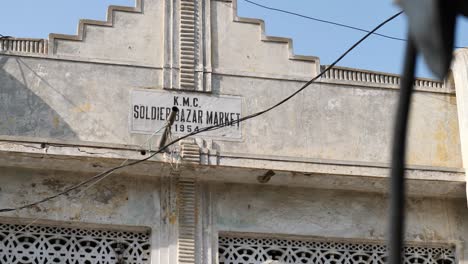Soldier-Bazar-Market-1954-Letrero-De-Placa-En-El-Frente-Del-Edificio-En-Karachi