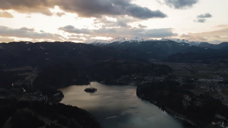Blick-Auf-Die-Goldene-Stunde-über-Den-Bleder-See,-Julische-Alpen-Im-Hintergrund,-Drohnenaufnahme