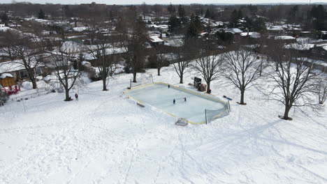 Trío-De-Patinadores-Aprendiendo-Hockey-Sobre-Hielo-En-Walker&#39;s-Creek-Park-Catharines-Ontario