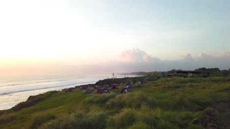 Touristen-Genießen-Den-Sonnenuntergang-Am-Café-Bar-Strand-Mit-Grünem-Gras-Am-Cinta-Kedungu-Beach-Bali-Asien
