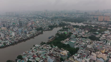 Nebelige,-Smogige-Drohnenaufnahmen-Am-Frühen-Morgen,-Die-In-Richtung-Der-Kreuzung-Der-Wichtigsten-Kanäle-Mit-Funktionierenden-Booten,-Straßensystemen-Und-Brücken-In-Saigon,-Ho-Chi-Minh-Stadt,-Vietnam,-Fliegen
