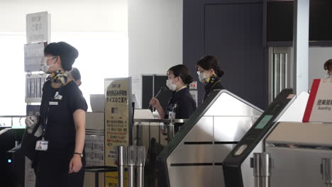 Weibliche-Flugbegleiterinnen-Tragen-Uniformen-Und-Masken-Am-Flughafen-Haneda-In-Tokio