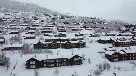Frühmorgens-Im-Bergdorf-Myrkdalen-Mit-Skilift,-Der-Im-Hintergrund-Zum-Berggipfel-Führt---Luftaufnahme-über-Teuren-Freizeithäusern-In-Norwegen