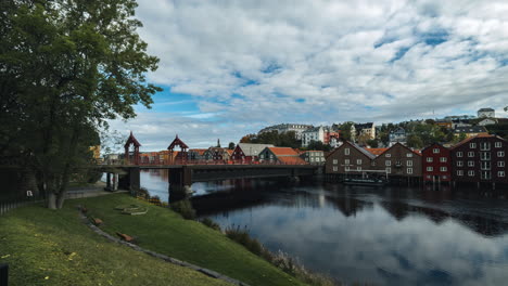 Historische-Altstadtbrücke-über-Den-Fluss-Nidelva-Mit-Häusern-Am-Flussufer-In-Trondheim,-Norwegen