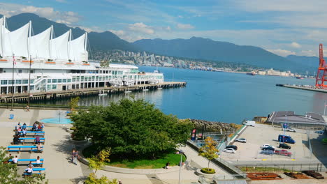 Canada-Place-Y-La-Terminal-De-Autobuses-Marítimos-De-La-Estación-Frente-Al-Mar-En-Vancouver,-Bc-Con-Personas-Y-Barcos-En-Movimiento-En-Un-Día-Soleado