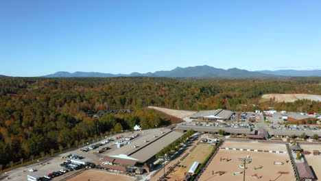 Luftaufnahme-Einer-Reitanlage-Mit-Der-Malerischen-Landschaft-North-Carolinas-Im-Hintergrund