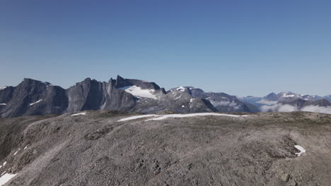 Montaña-áspera-Con-Nieve-Y-Nubes-En-Romsdalen,-Noruega-En-Un-Día-Soleado