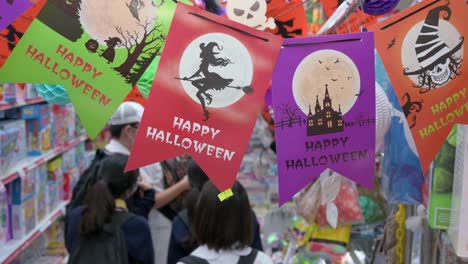 Kunden-Werden-Gesehen,-Wie-Sie-Tage-Vor-Halloween-In-Hongkong-In-Einem-Geschäft-Nach-Kostümen-Und-Dekorationen-Zum-Thema-Halloween-Suchen