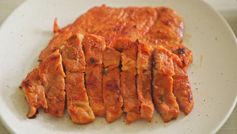 Gegrilltes-Schweinefleisch-Marinierte-Kochujang-Sauce-Nach-Koreanischer-Art-Mit-Gemüse-Und-Kimchi---Koreanischer-Essensstil
