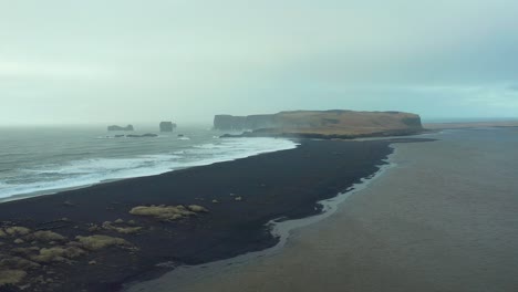 Paisaje-Misterioso,-Playa-De-Arena-Negra-Reynisfjara,-Toma-De-Drones-De-La-Costa-De-Islandia