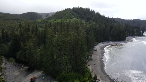 Drohne-Nähert-Sich-Dem-Riesigen-Gemäßigten-Regenwald,-Der-Die-Wilde-Und-Unberührte-Westküste-Der-Insel-Vancouver-Bedeckt