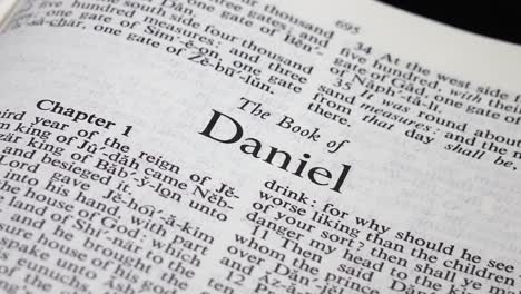 Primer-Plano-De-La-Página-De-La-Biblia-Pasando-Al-Libro-De-Daniel