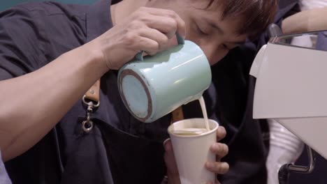 Asiatische-Person-Füllt-Eine-Tasse-Mit-Milch